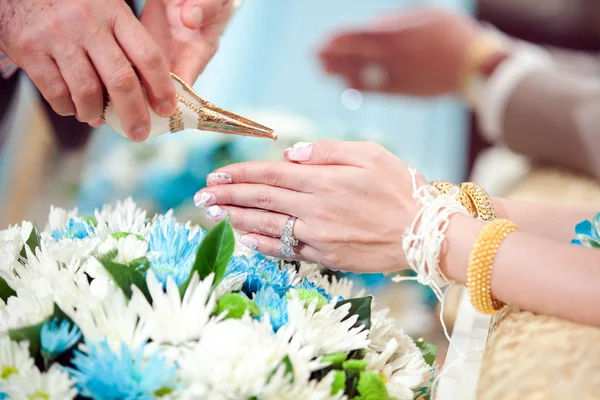 el büyükleri Tay kültür kutsal su aldıktan bir gelin