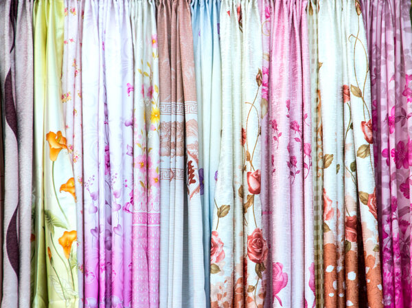 Красочные образцы занавески висят в магазине
