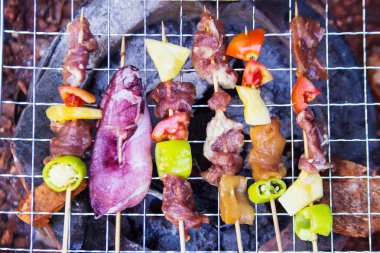 Barbekü demir net açık piknik üzerinde kapatın