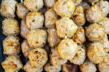 Muz Yaprak üzerinde ahşap sopa ile et topu