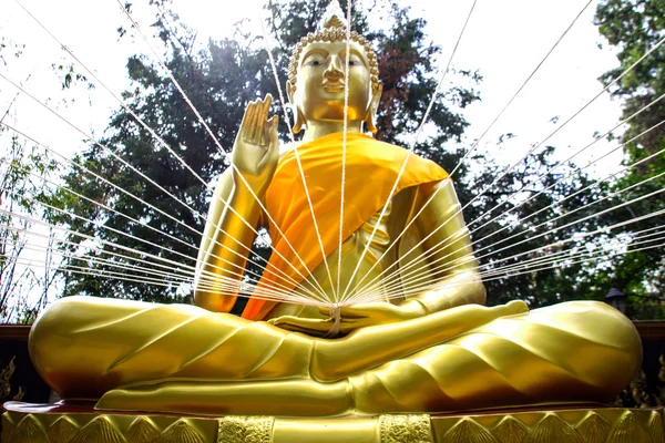 Nära håll vita repet i buddha staty hand — Stockfoto