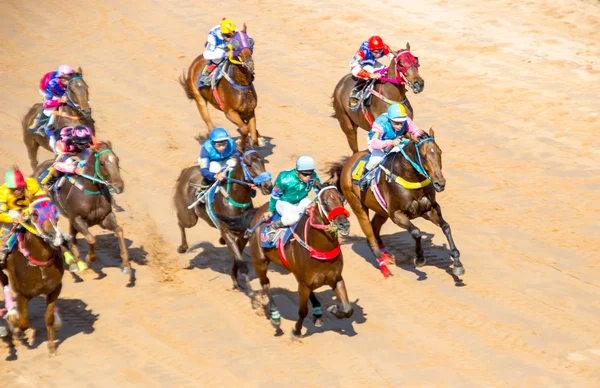 Deporte de carreras de caballos y jocky en movimiento —  Fotos de Stock