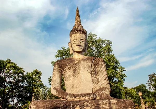 Buddha hinduiska stil staty vid Sala Kaew Ku Nongkhai Thailand — Stockfoto