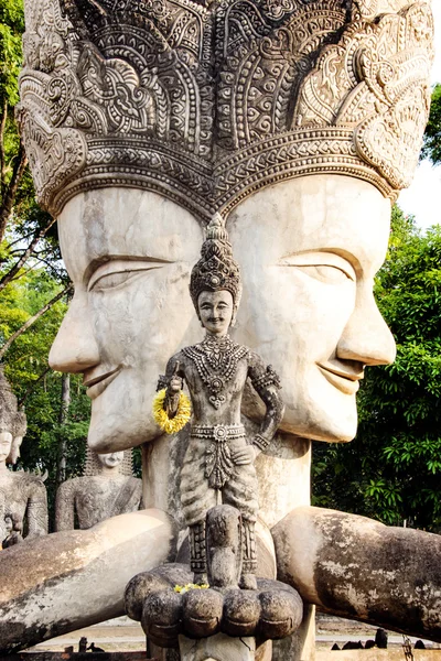 Hinduistické styl socha Buddhy v Sala Kaew Ku Nongkhai Thajsko — Stock fotografie