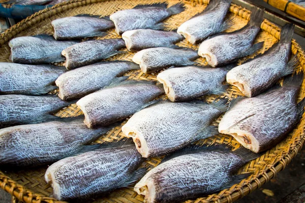 Крупним планом риба висохла на кошику для блискавки — стокове фото