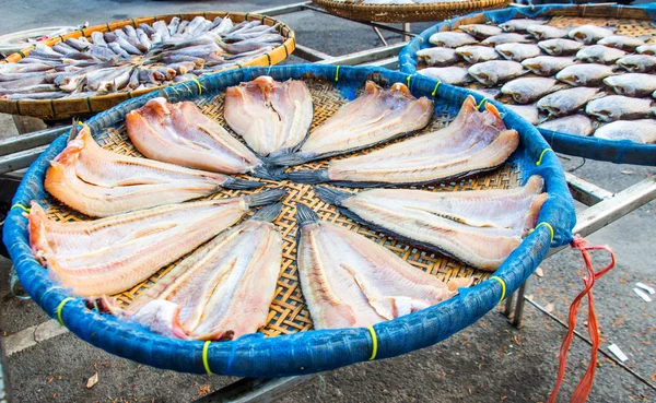 Close up peixe seco na cesta ao ar livre para relâmpago — Fotografia de Stock