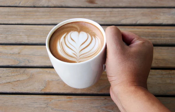 Ręka trzymać kawy latte — Zdjęcie stockowe