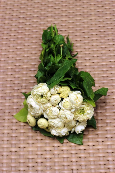 Białe kwiaty jaśminu na brązowym tle netto — Zdjęcie stockowe