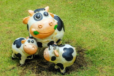 Çimento dekorasyon açık gülümseme inek heykeli