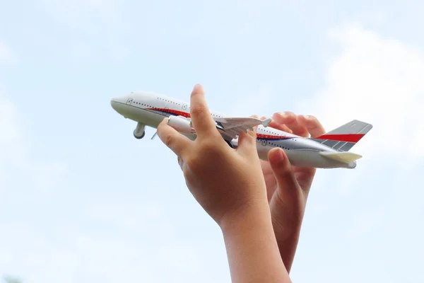 Hand hält das Araroeplane-Spielzeug auf verschwommenem Hintergrund — Stockfoto