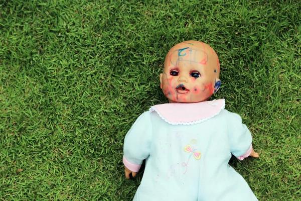 Dirty panenka na trávě — Stock fotografie