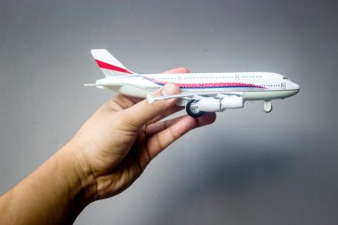 el tutun uçak oyuncak