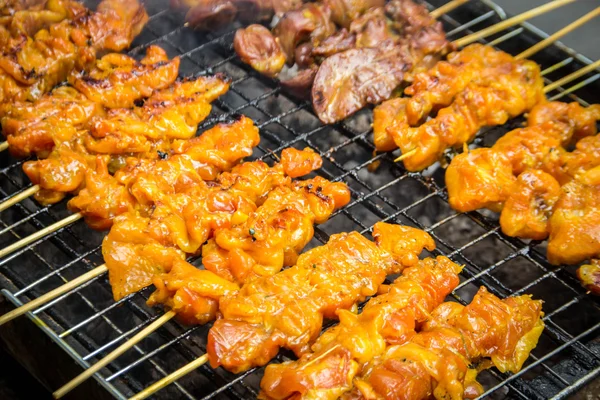 Churrasco de frango grelha em chamas — Fotografia de Stock