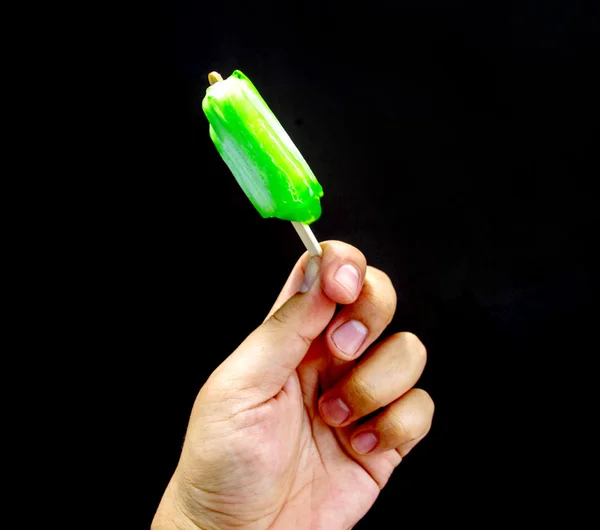 Ruce drží zelené zmrzliny — Stock fotografie