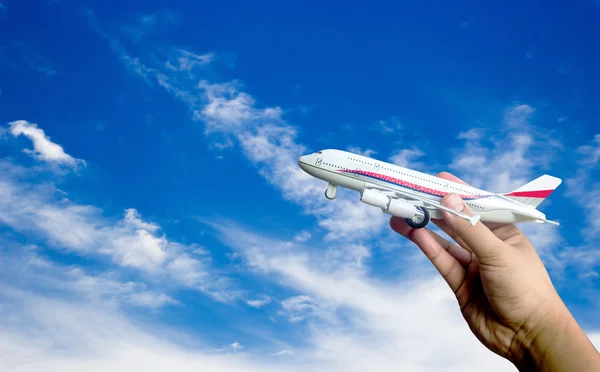 elini tut uçak oyuncak mavi gökyüzü