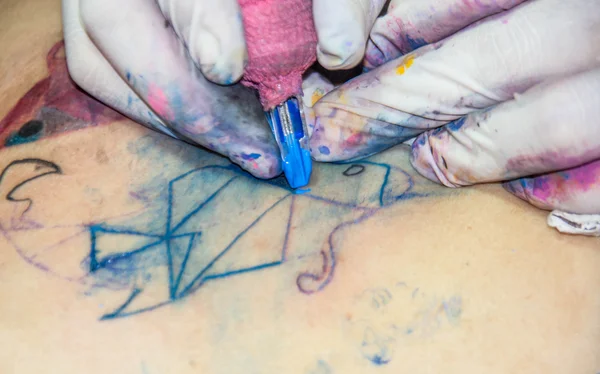 Fabricante de tatuagem trabalhando na cor — Fotografia de Stock