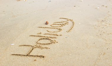 sözcük tatil kum plajı üzerinde yazmak