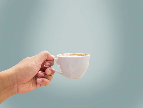 Genggam tangan cangkir kopi di latar belakang — Stok Foto