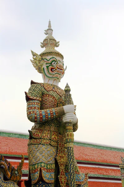 Jätte staty på temple — Stockfoto