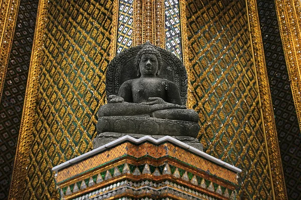 와트 phra keaw 자연 환경에서 부처님 sculture를 닫습니다 — 스톡 사진