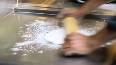 Profesyonel aşçı ellerinin yoğurmasını ve taze pizza hamurunu unla esnetmesini sağlayın. Restoran ve mutfak video üretimi için otantik İtalyan pişirme süreci
