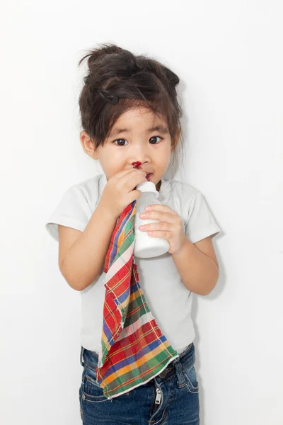 Asiático chica adicto su textil y leche botella — Foto de Stock
