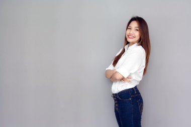 beyaz gömlek ve pantolon ile Asya Bayan eylem