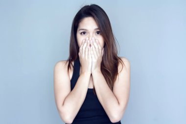 Taylandlı Bayan el kapatmak için kulak oldukça