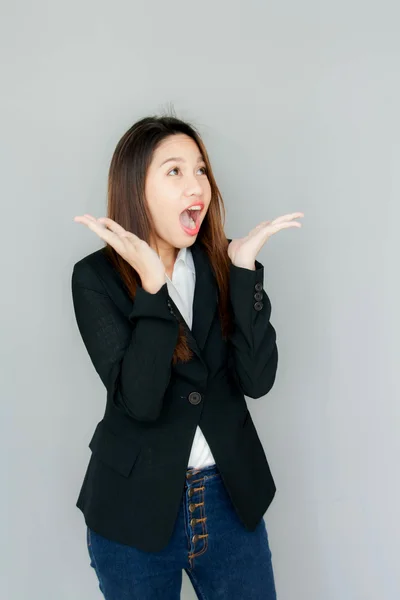 Menina asiática surpresa sorriso ação com preto suite — Fotografia de Stock