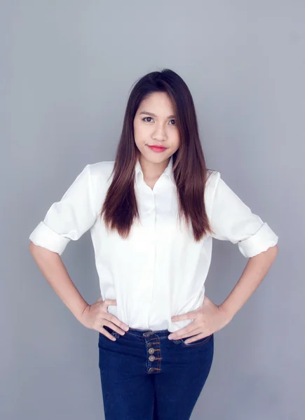 Азіатська леді дію з білою сорочкою і джинсами — стокове фото