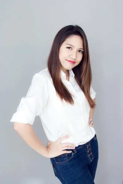 Asiatiska lady action med vit skjorta och jeans — Stockfoto