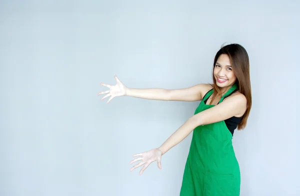 Ásia menina ação com verde avental suite — Fotografia de Stock