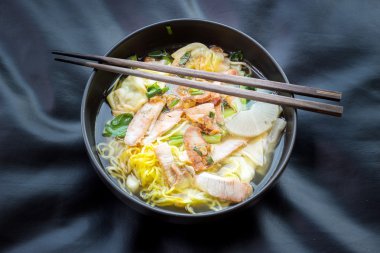 Kırmızı domuz noodle ve ahşap shopstick