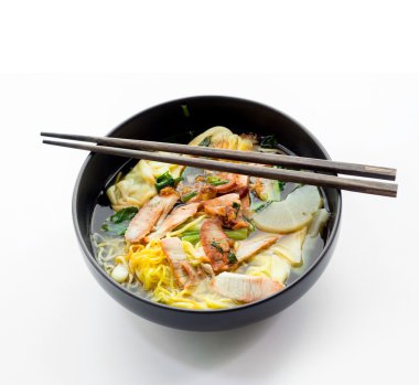 Kırmızı domuz noodle ve ahşap shopstick