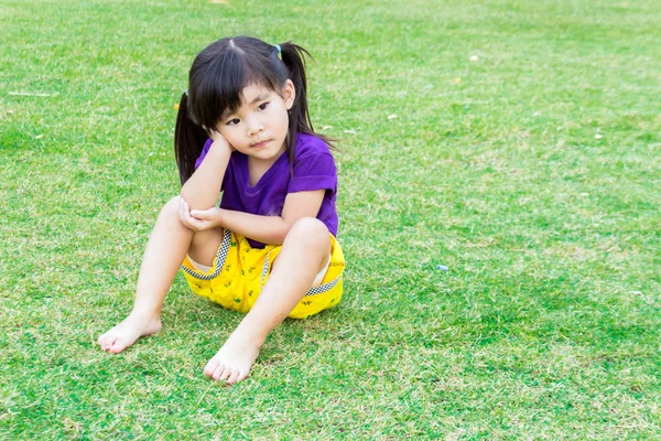 思考行動で座っているアジアの女の子子供 — ストック写真