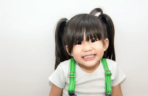 Asiático criança sorriso com verde cinto — Fotografia de Stock