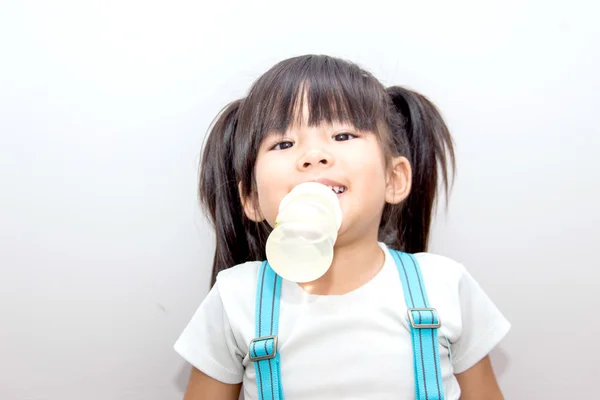 Ásia criança smie ação com ela enfermagem garrafa no branco — Fotografia de Stock