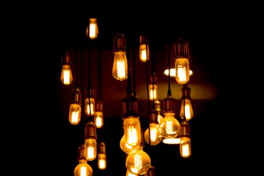 Karanlıkta tungsten ışık tüp