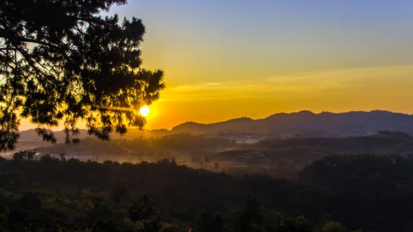 Ландшафт сходу сонця на горі — стокове фото