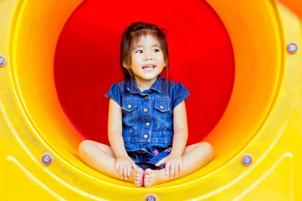 アジアの女の子は、遊び場で色を再生します。 — ストック写真