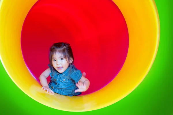 Chica asiática jugar color en parque infantil — Foto de Stock