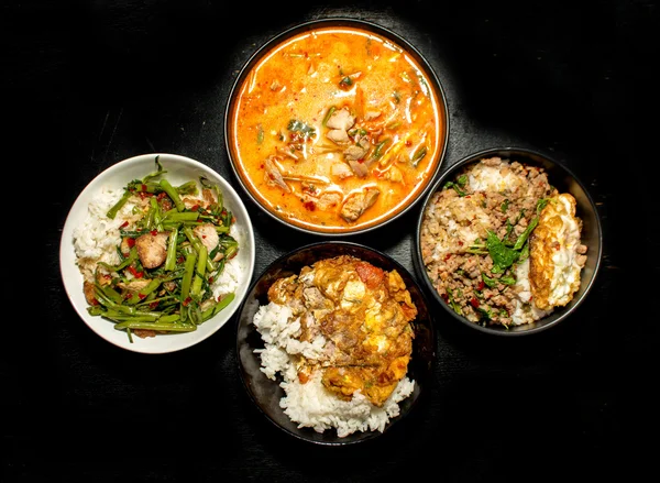 Чотири улюблений тайському їжі меню Krapoa, Tom yum, суп, омлет — стокове фото