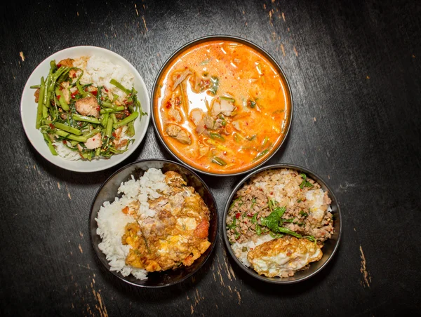 Czterech ulubionych tajskie jedzenie menu Krapoa, Tom mniam, zupa, omlet — Zdjęcie stockowe