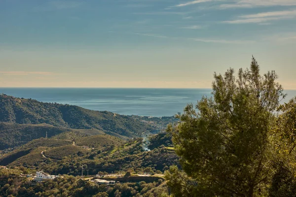 Yeşil dağlar ve vadiler berrak bir gökyüzünün altında sakin Akdeniz ile buluşuyor.
