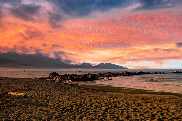 Kaikoura sahil şeridinde çarpıcı renkli bulutlu gökyüzü