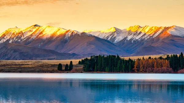 Last Sunshine Rays Day Lighting Snow Covered Mountain Peaks Lake — Stock Photo, Image