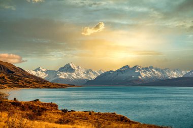 Aoraki Dağı aşçısı ve alacakaranlıkta Güney Alpleri ile birlikte Pukaki Gölü bulutları.
