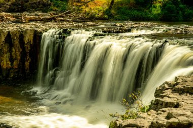 Paihia 'daki güzel güçlü Haruru şelalesi Yeni Zelanda' daki Adalar Körfezi 'nde.