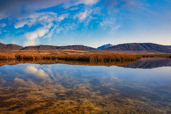 Nuvem Reflexões Sobre Dos Dois Pequenos Lagos Maori Parque Conservação — Fotografia de Stock