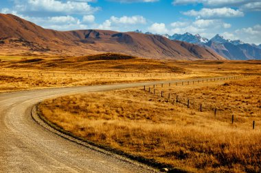 Çakıl yolu vadilerden ve Ashburton gölleri bölgesindeki Hakatere Koruma Parkı 'ndaki Güney Alpleri' nden geçiyor.